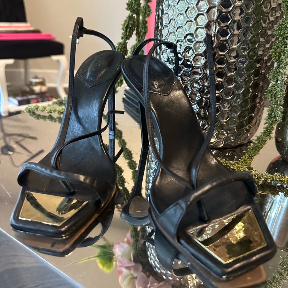 Black open toe heel Zara chic and sexy